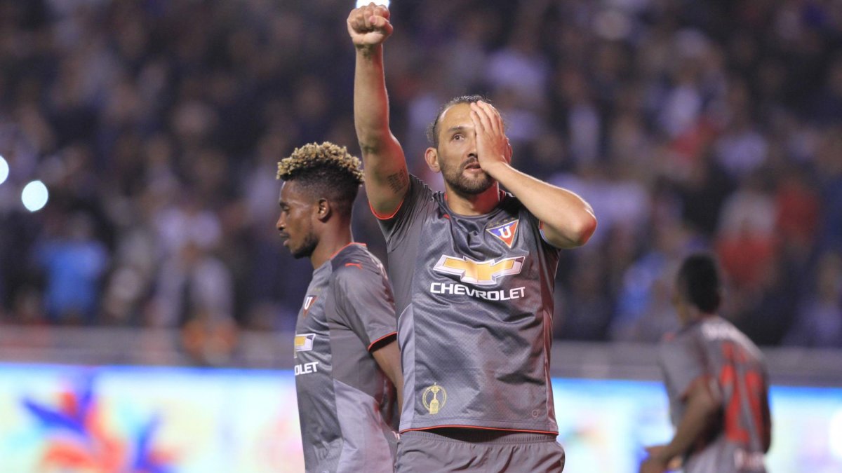 El ‘’Pirata’’ planteó una pregunta a la afición alba: ¿saben ustedes por qué otros equipos del Ecuador presentan a futbolistas extranjeros? Porque no tienen estas cuatro estrellas”, señalando los astros dorados en la camiseta.