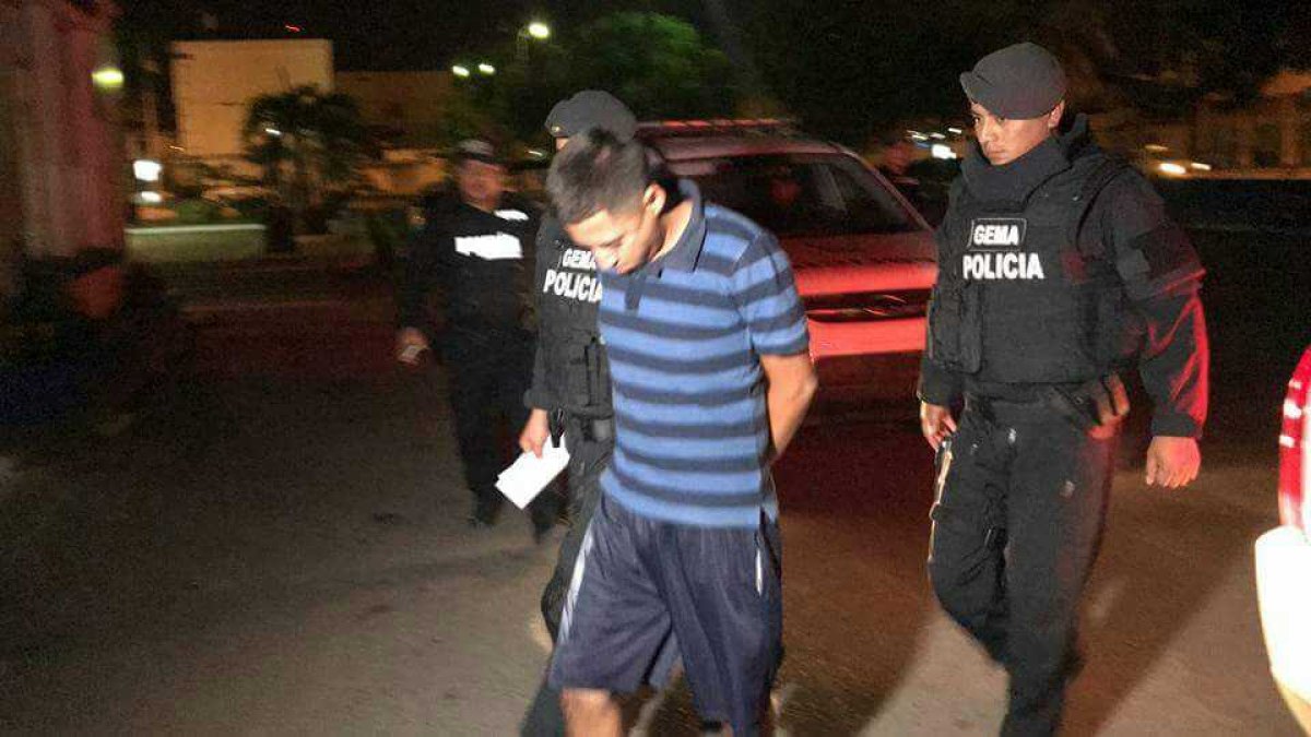 Detenidos son trasladados por personal policial.