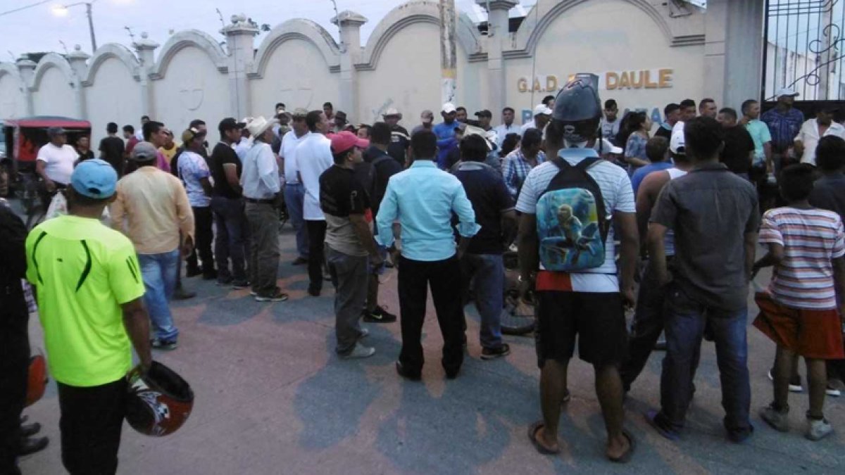 Familiares y amigos se agolparon en la morgue de Daule