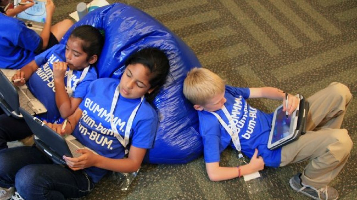 Los niños pasan una media de 32 horas semanales delante de las pantallas.