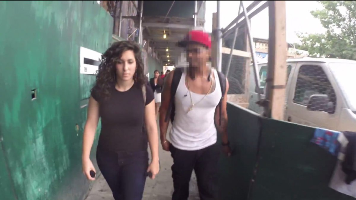 Imagen referencial. Mujer acosada en la calle.