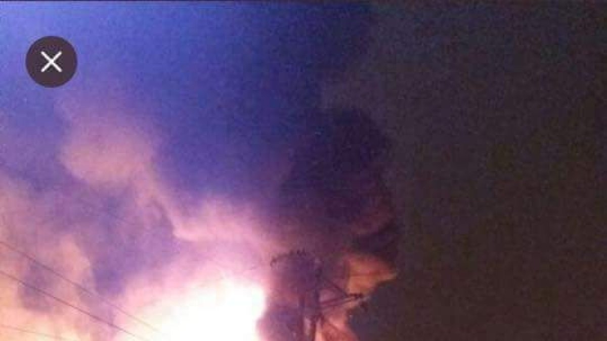 Según un reporte del ECU 911, más de 30 unidades bomberiles llegaron hasta el sitio para sofocar las llamas.