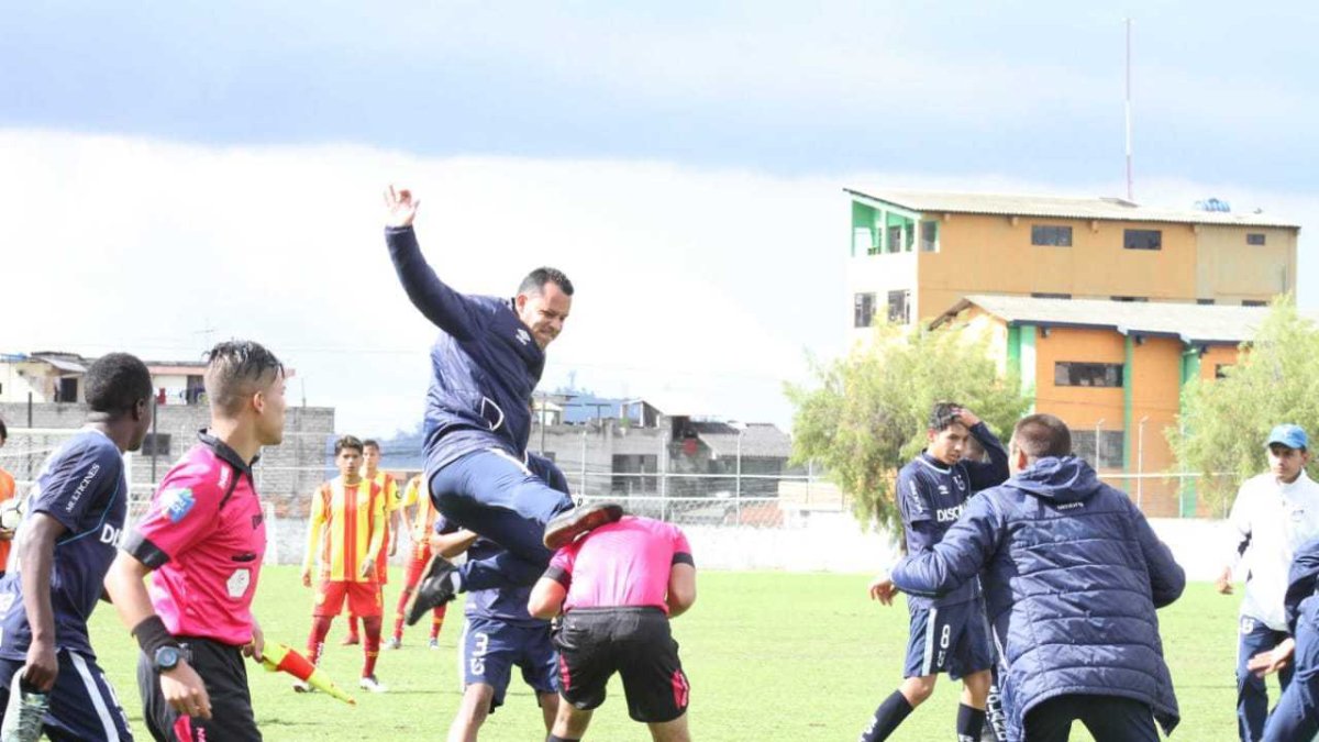 El presidente del club lamentó la acción de miembro del cuerpo técnico, quien podría ser despedido.
