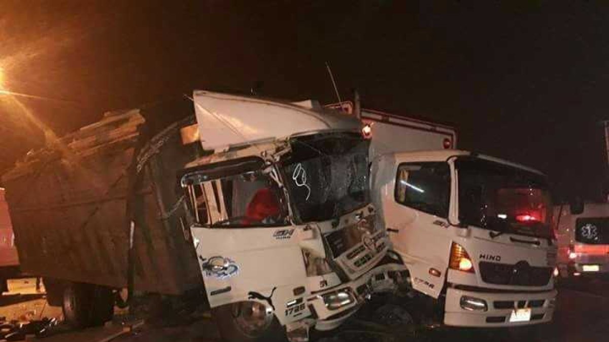 Los pesados automotores quedaron aprisionados en el parterre; uno era un tipo furgón y el otro trasladaba madera.