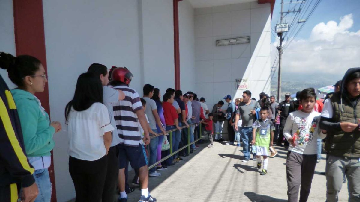 Los precios asustan pero los hinchas hacen colas para apoyar a sus equipos.