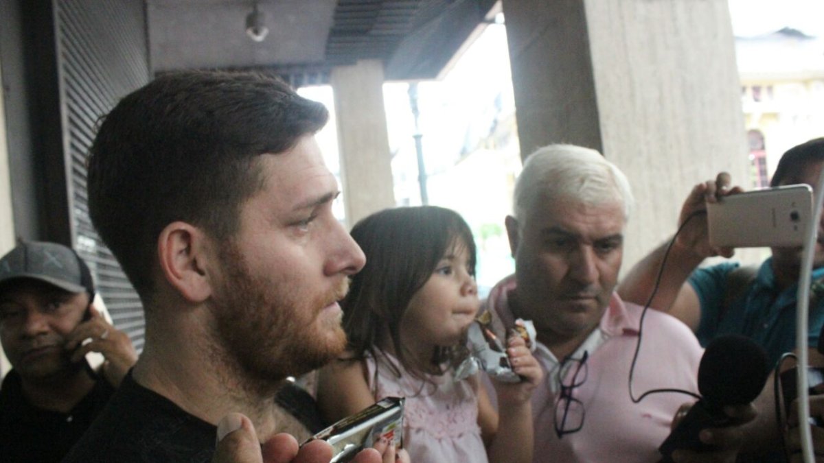 Francisco Silva junto a su familia. El Vikingo llegó este jueves al Registro Civil para convertirse en ecuatoriano.