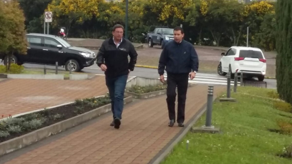 El ministro Cesar Navas a su llegada al Ecu 911, en Itchimbia.