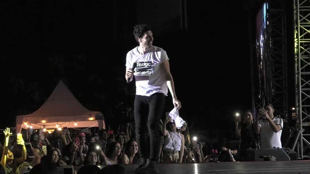 El brasier cayó en el piso y Yatra bajó de la tarima a recogerlo.