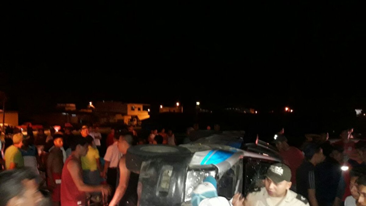 Policías tratan de dispersar a las personas.