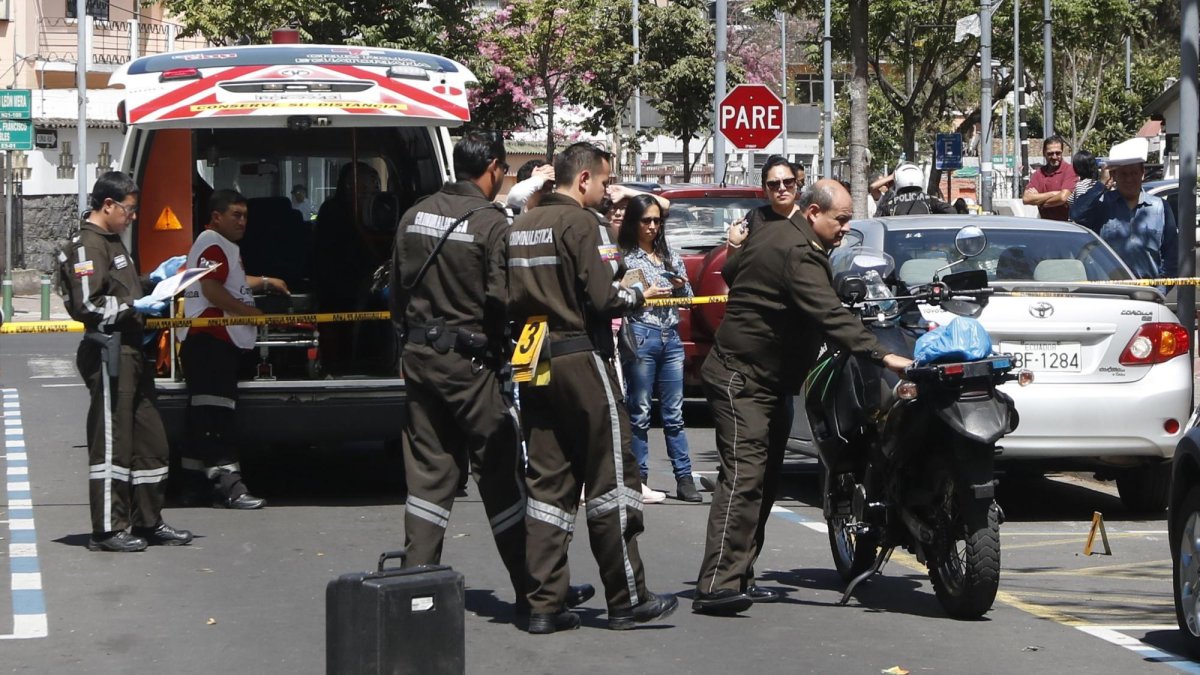 Policías realizan las investigaciones en el lugar del incidente.