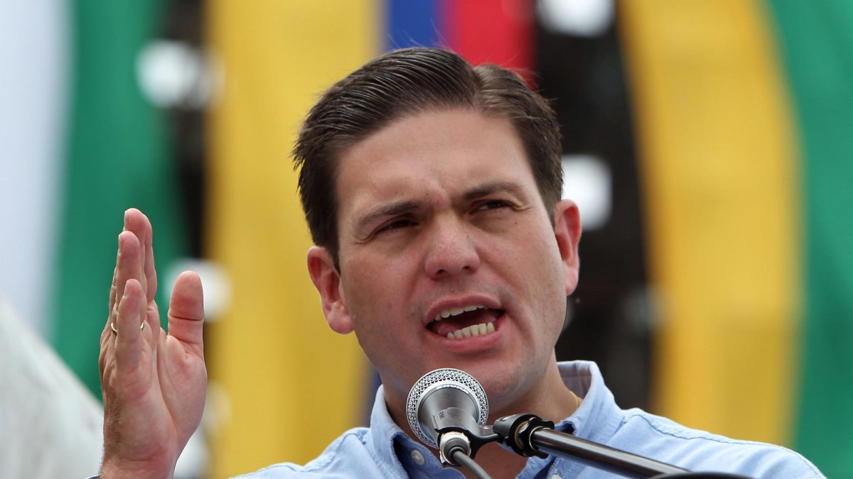 El exministro de Defensa colombiano, Juan Carlos Pinzón, pidió a los familiares que mantengan la calma.