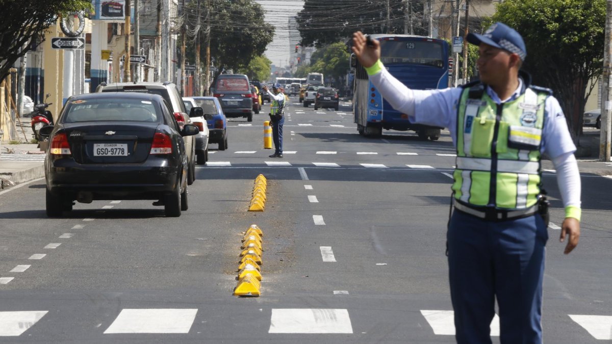 Según Andrés Roche, hay agentes que no han cumplido con la disposición de no usar los dispositivos en horas laborales.