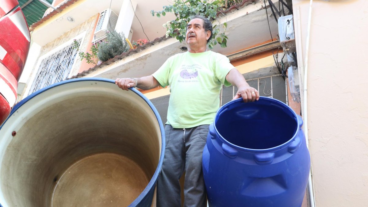 Humberto Carrasco muestra los tanques de su casa vacíos hace más de una semana.