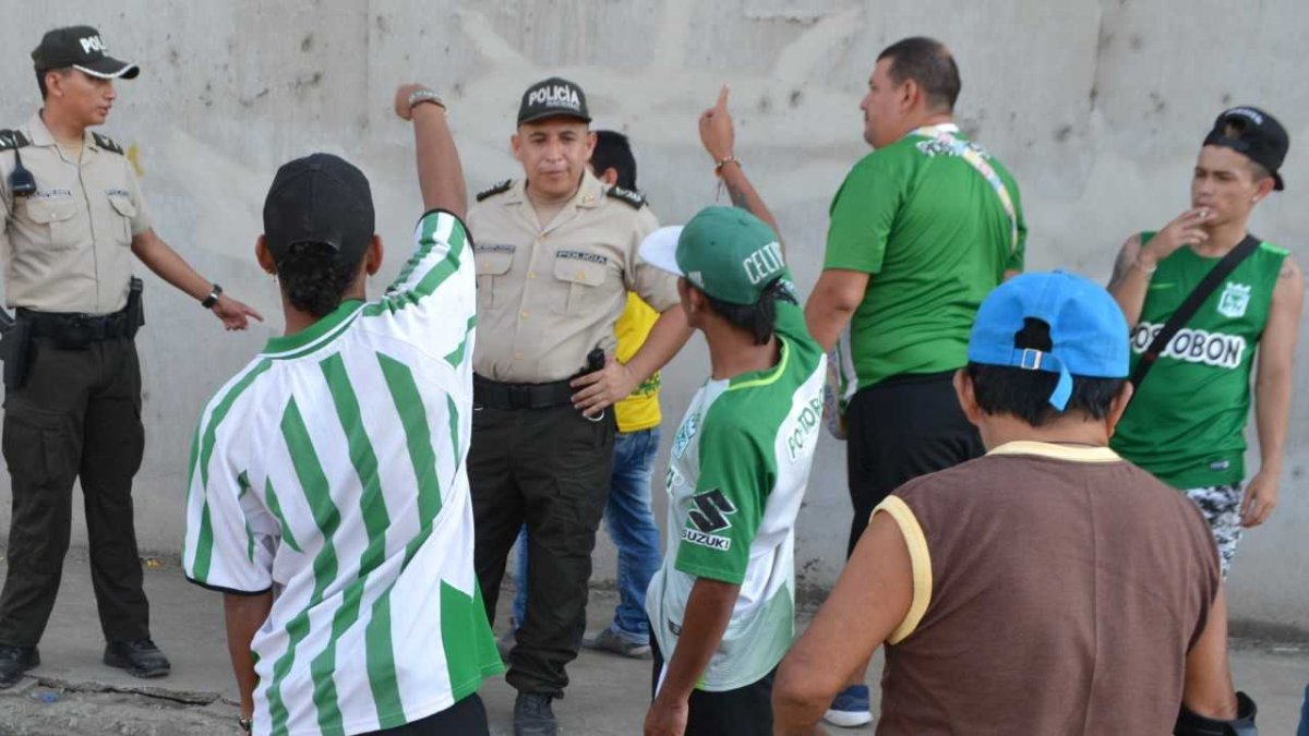 Agentes de policía trataban de controlar la situación con los hinchas.