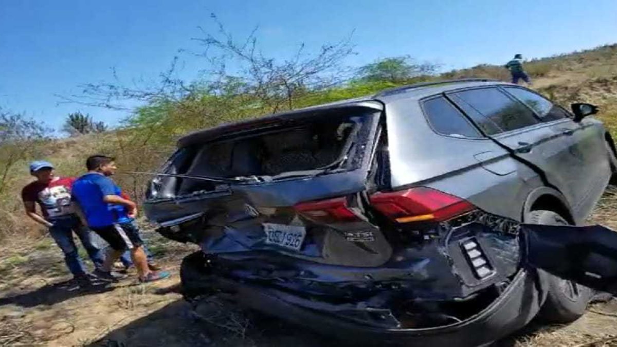 Imágenes del vehículo impactado.