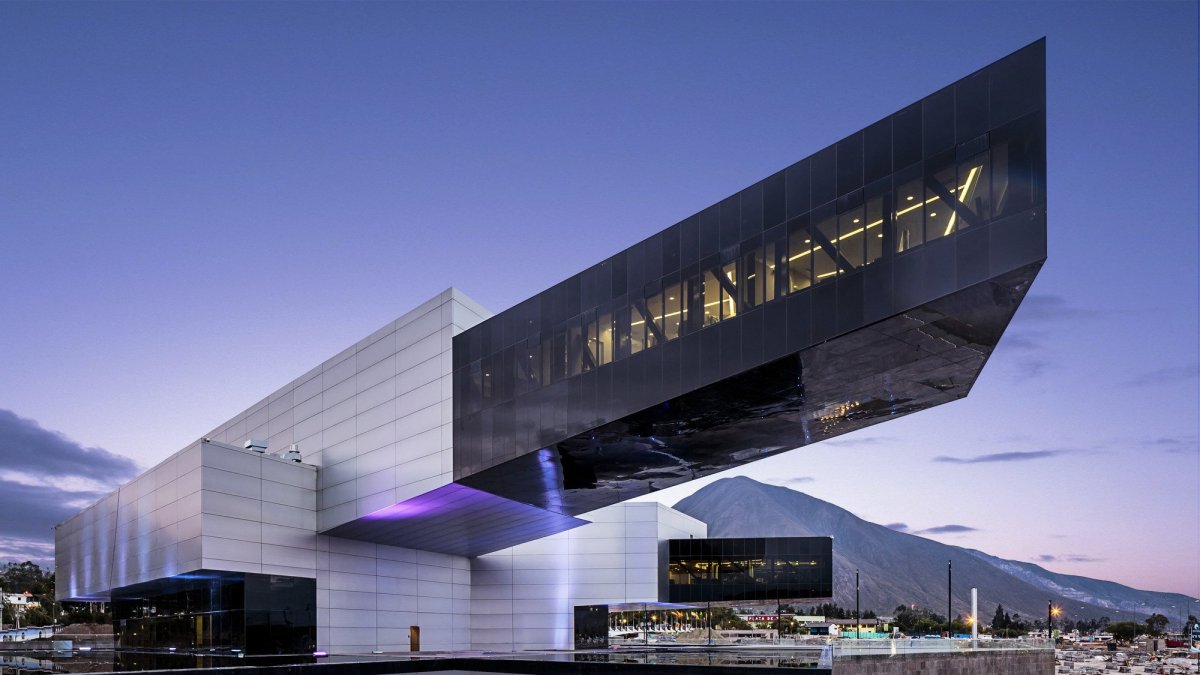 El edificio tiene el nombre del expresidente argentino Néstor Kirchner.