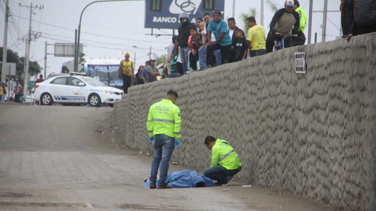 Los agentes policiales presumen que Joaquín, al parecer, había ingerido alcohol y cuando caminaba al filo del muro pasó un vehículo a exceso de velocidad y el vien