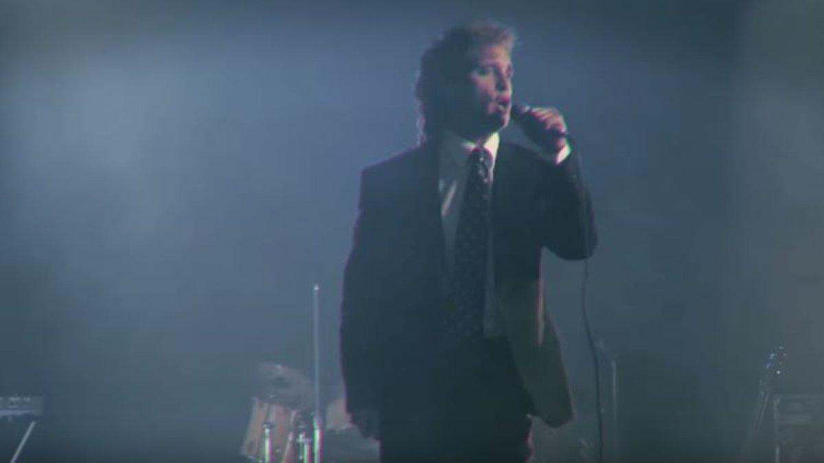 Boneta perdió unos 10 kilos, se tiñó el cabello más claro, se lo dejó crecer hasta poder recrear el corte de pelo de la época.