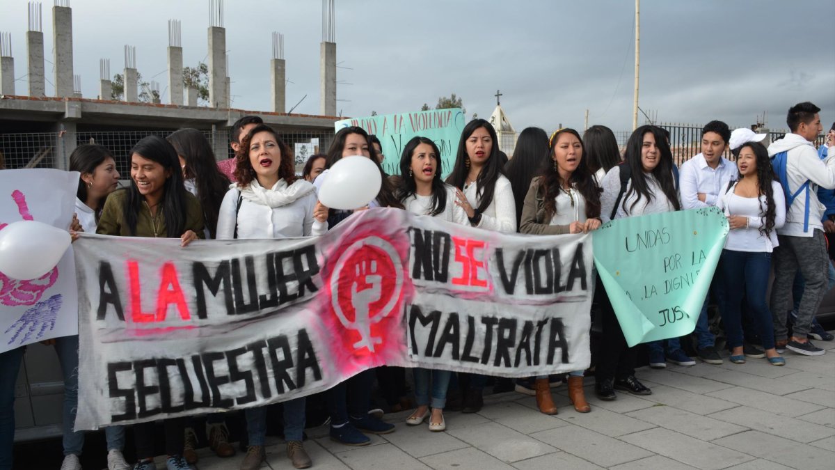 Compañeros y familiares se acercaron con pancartas para conocer la sentencia.