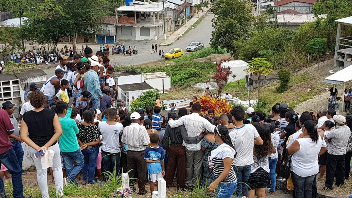 La tía política, quien es la principal sospechosa, permanece en prisión.
