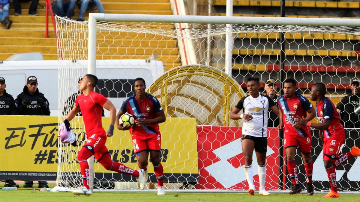 Albos y militares igualaron por 2-2 en el estadio Atahualpa, en un encuentro veloz y volcado al ataque.