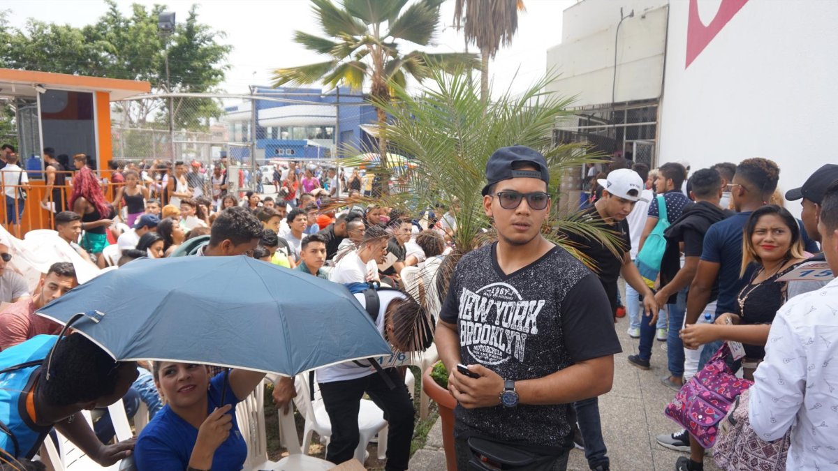 El casting convocó a dos mil jóvenes que desde tempranas horas del viernes hacían fila en las afueras del medio de comunicación para lograr un cupo.