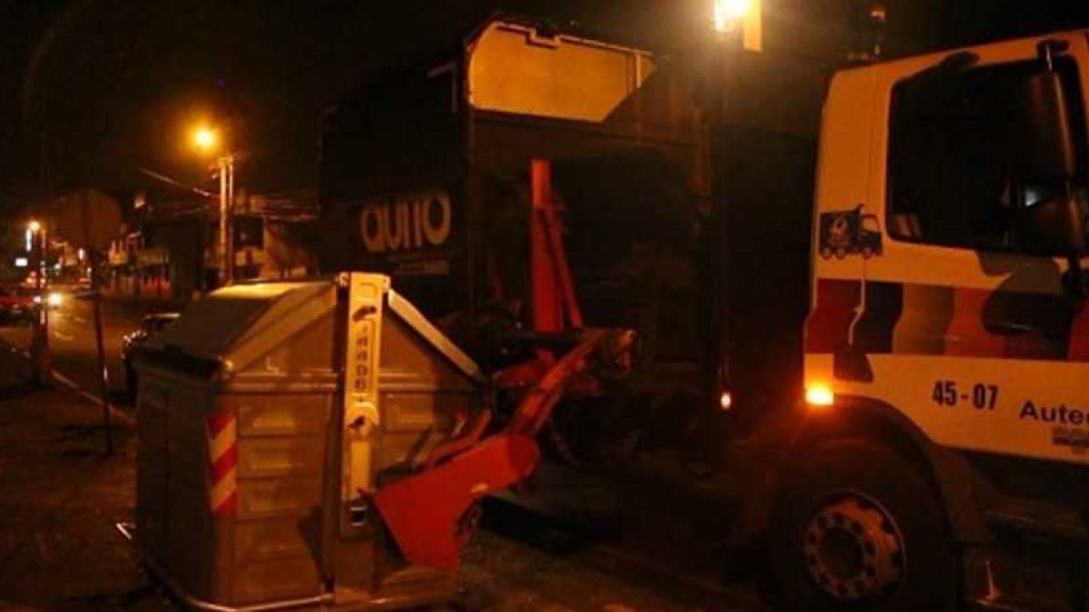 El retiro de los contenedores se cumple una ruta por noche utilizando 10 plataformas, cada una con una capacidad de carga de 12 contenedores, según EMASEO.