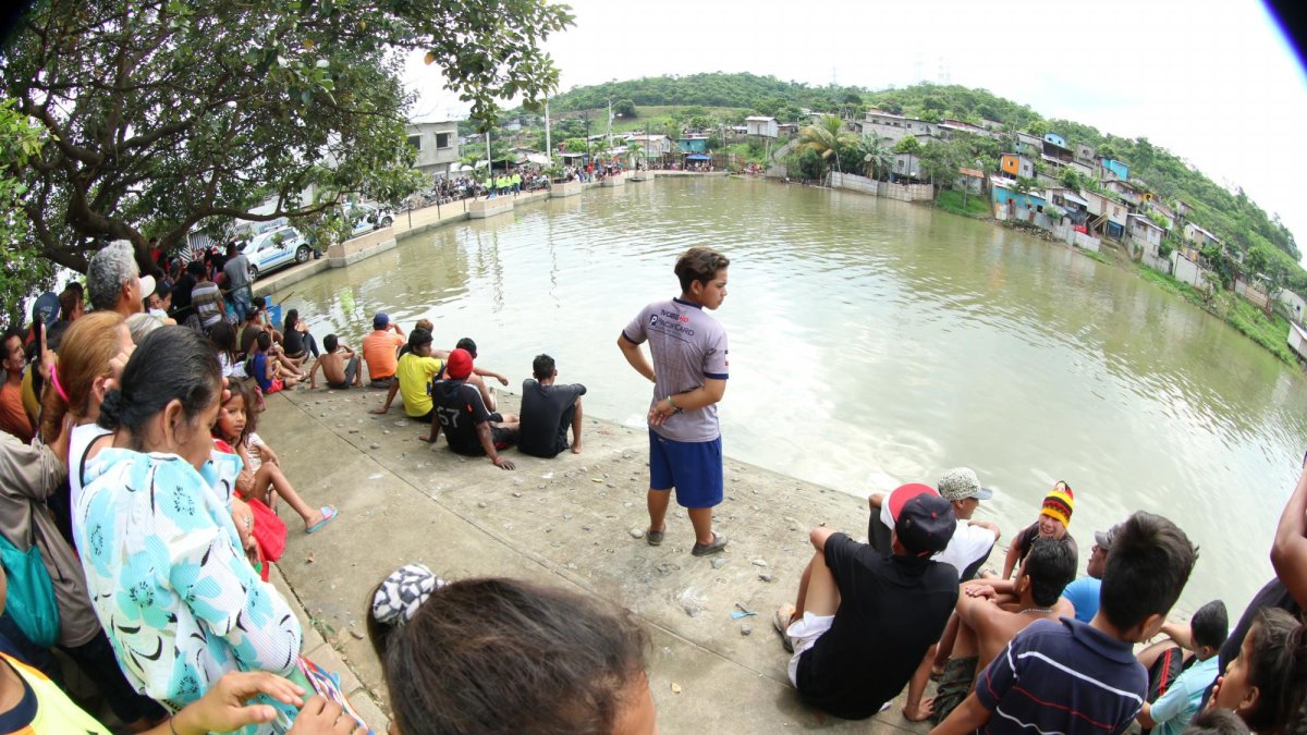 Quienes se divertían en esta poza en San Francisco, al ver al muerto flotando, abandonaron el lugar y esperaron hasta que la policía saque el cuerpo y lo traslade a la morgue.