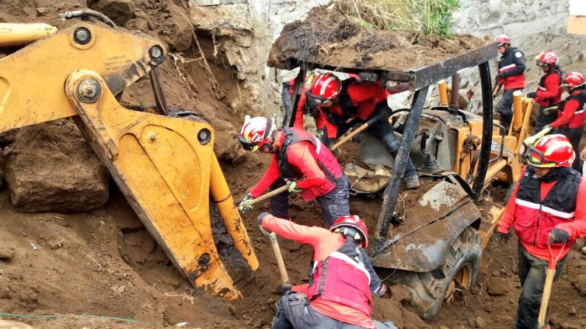 Los bomberos de Quito atendieron la emergencia.