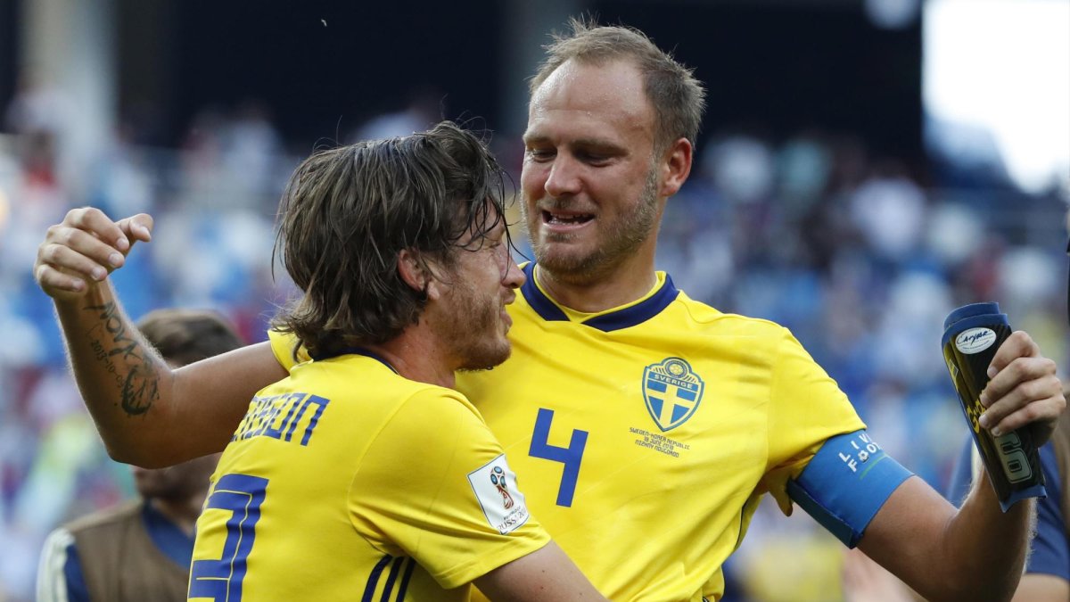 Andreas Granqvist (R) and Gustav Svensson celebran la victoria de Suecia.