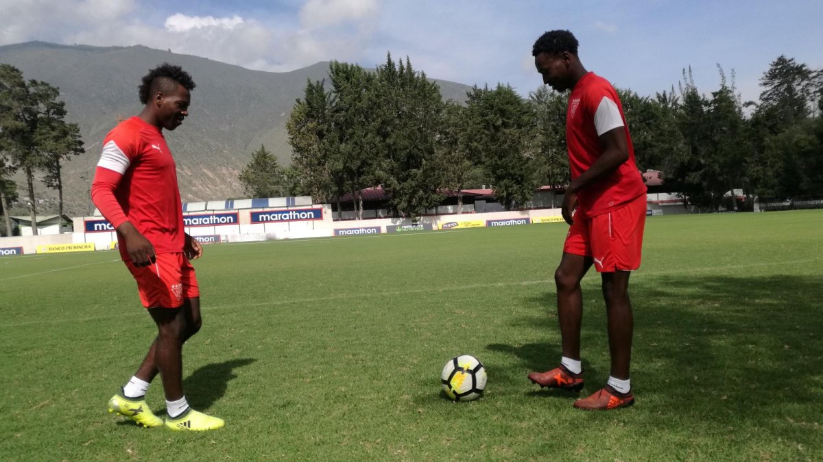 Johan Julio y Julio Anderson de Liga de Quito durante el entrenamiento en el complejo de Pomasqui.