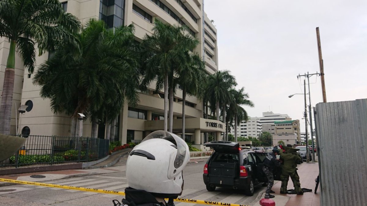 Según los allegados, el explosivo habría sido dejado por un motorizado.