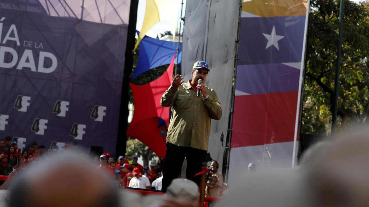 El presidente de Venezuela habla durante una manifestación para conmemorar el 26 aniversario de Hugo Chávez.