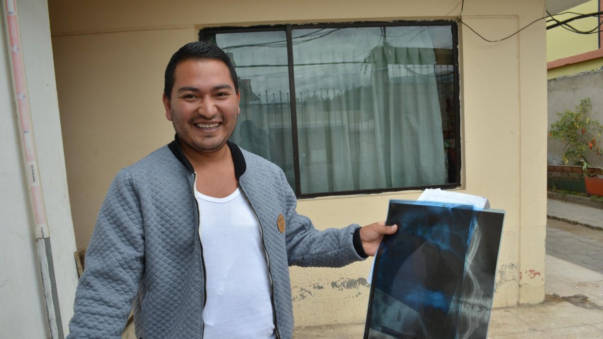 Los resultados de los Rayos X donde observaron una especie de lanza en el pecho. Tanto la doctora como él se quedaron sin habla por el extraño objeto.