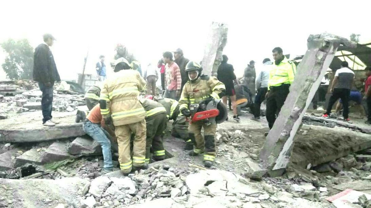Los bomberos realizan las labores para rescatar a cinco personas que se encuentran atrapadas