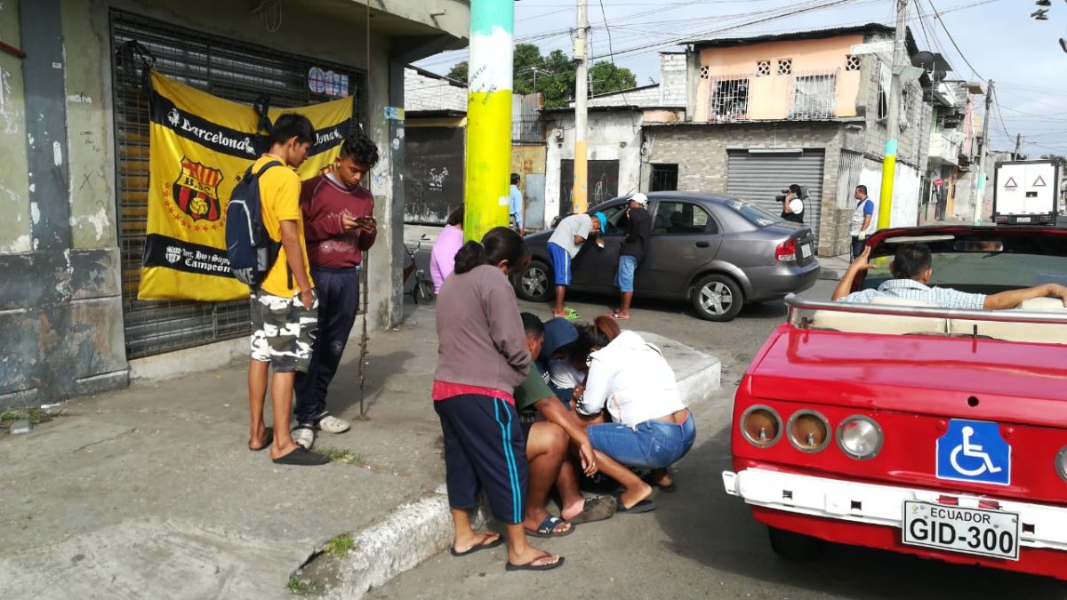 Vecinos y allegados de los pasajeros de la cooperativa Señor de los Milagros disco 42 están consternados.