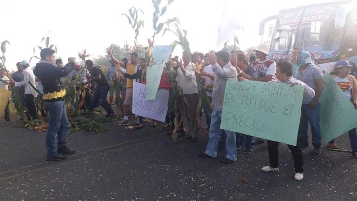 Agricultores quemaron llantas para impedir el paso vehicular.