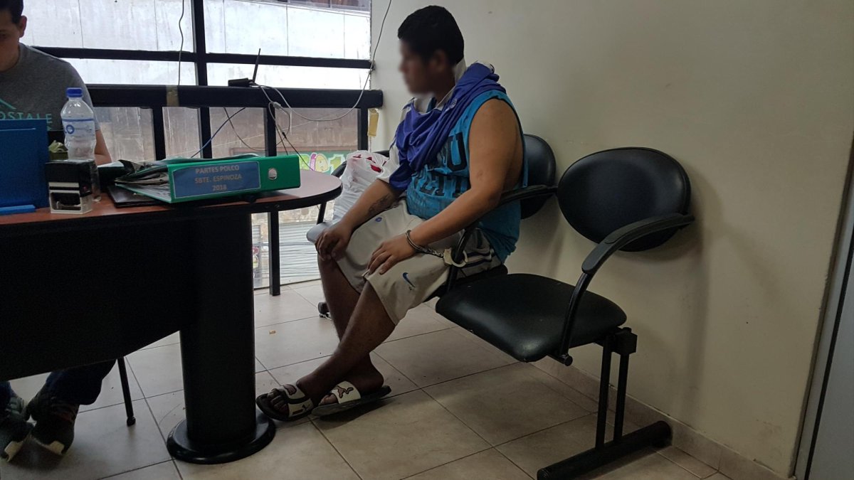 El hombre, de 22 años, asegura que agredió al padre de un amigo “en defensa propia”.