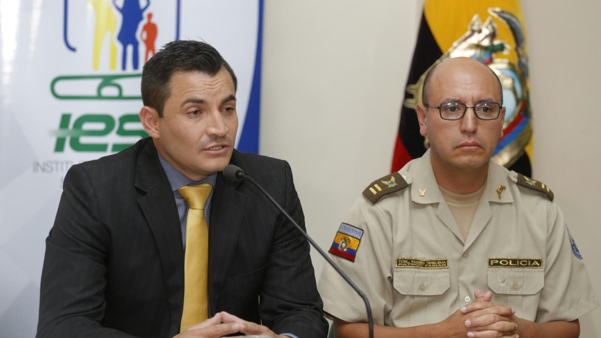 Se trataba de que se hacían pasar por falsos funcionarios públicos, quienes ofrecían conseguir puestos dentro de la entidad a cambio de dinero.