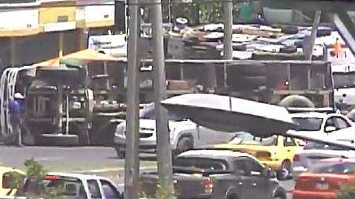 Aún se desconocen las causas del percance vial. Afortunadamente, ninguna persona quedó herida.