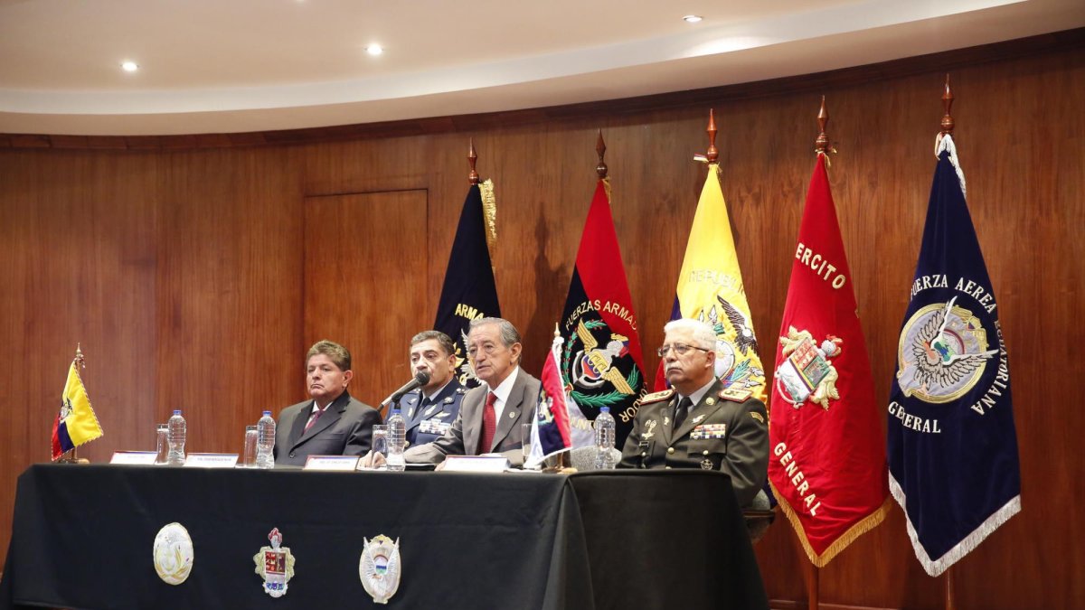 El ministro ecuatoriano de Defensa, Oswaldo Jarrín, habló sobre el supuesto intercambio de mensajes el lunes 14 de mayo.