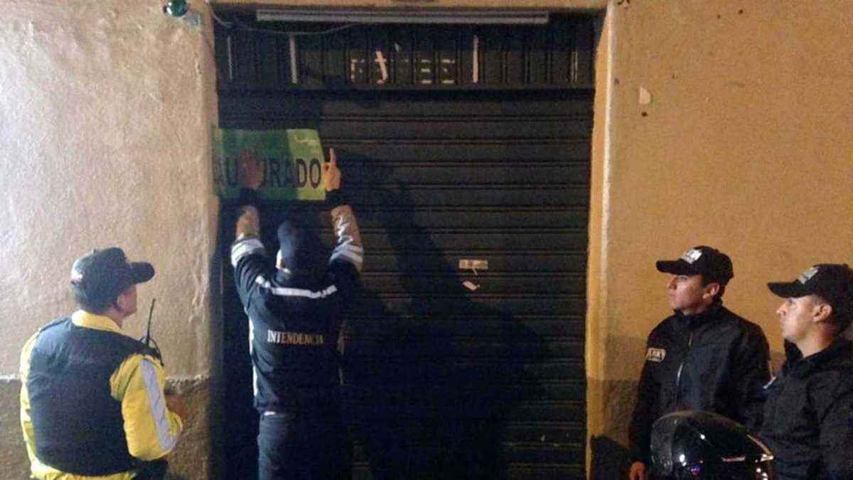 Agente colocan el sello de clausura en tienda que expedía licor artesanal.