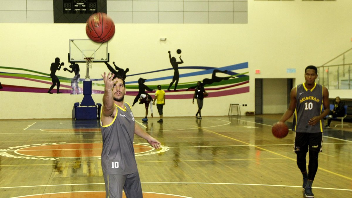 Los integrantes del equipo de básquet durante su entrenamiento.
