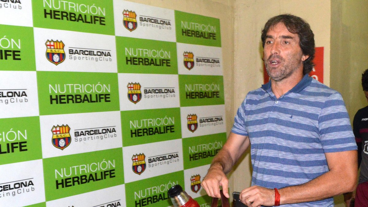 Un Guillermo Almada que pocos ven, con su mate antes del debut del Barcelona.