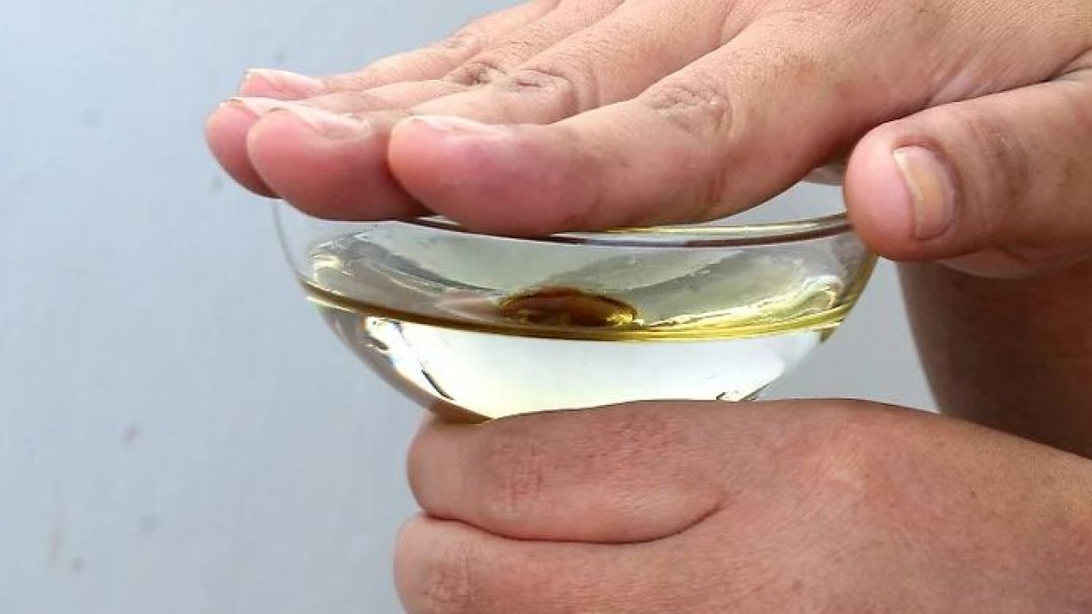 Una de las recomendaciones es sostener el vaso con una mano sobre él.