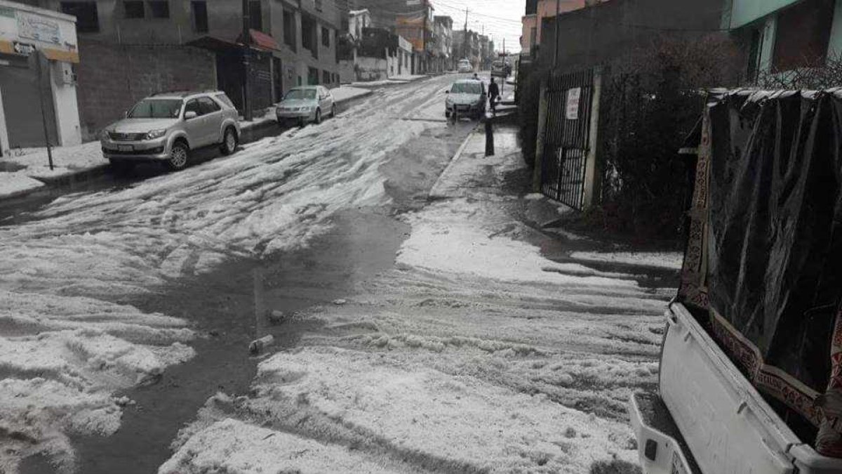 Bastaron aproximadamente veinte minutos de caída de granizo para que las calles y casas del sector de San José, se llenen de hielo y agua.