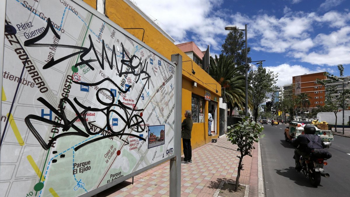 Grafitis en un mapa turístico de Quito.