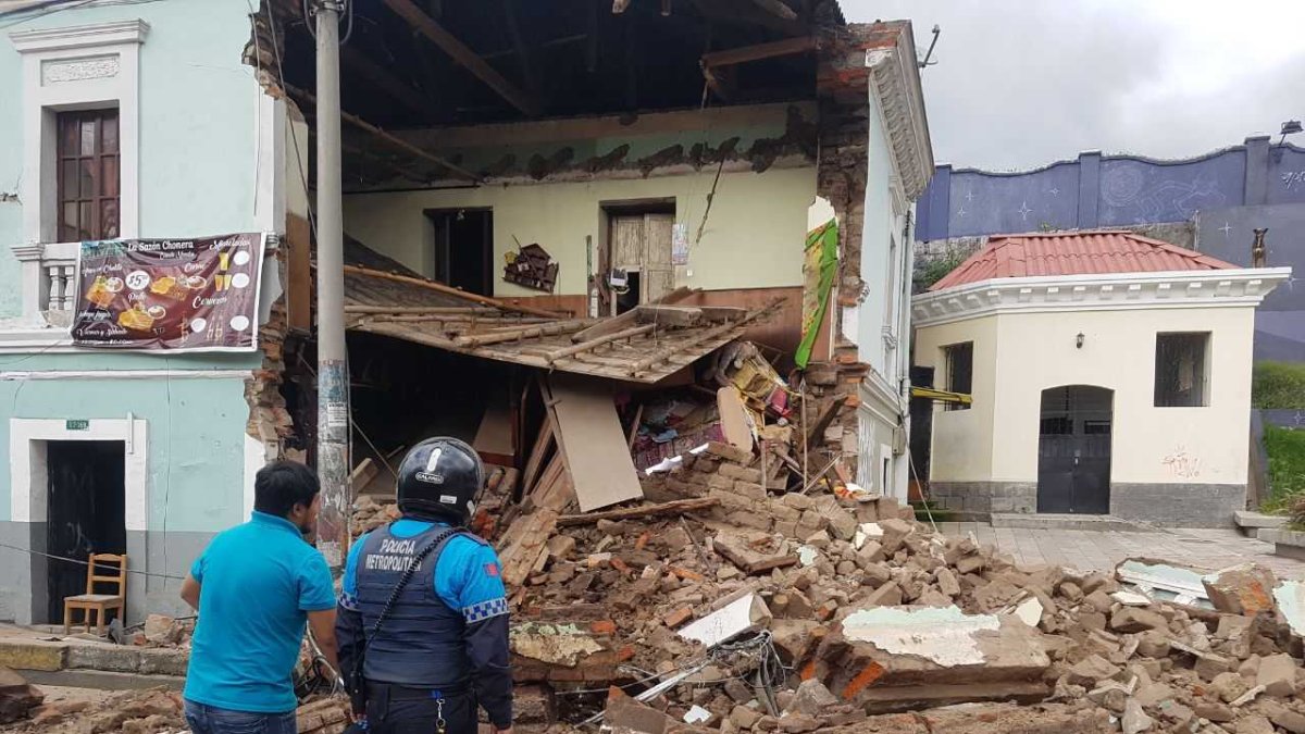 Según Juan Zapata, secretario de seguridad de Quito, afirmó que se evacuó a una persona de 54 años antes del colapso estructural, por lo tanto no se registraron heridos ni víctimas que lamentar.