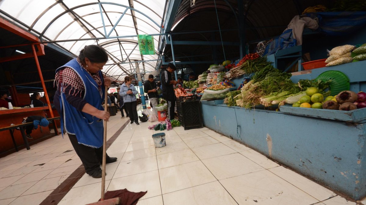 Las comerciantes se pasan limpiando el agua que cae, otras ha sufrido caídas y los usuarios caminan despacio por el lugar.