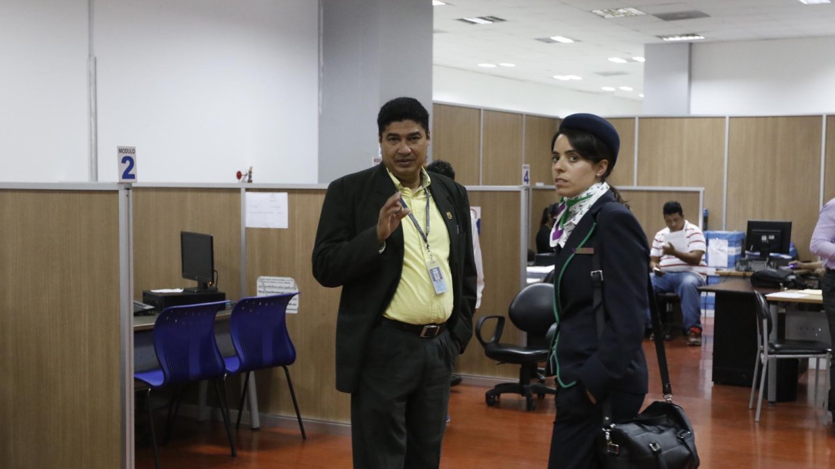 La azafata Mirian Poveda Abad explicó al fiscal Wilson Álvarez lo ocurrido durante el vuelo.